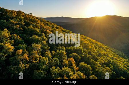 (220913) -- HOHHOT, 13 settembre 2022 (Xinhua) -- Foto aerea scattata il 13 settembre 2022 mostra lo scenario autunnale della montagna di Daqing a Hohhot della regione autonoma della Mongolia interna della Cina settentrionale. (Xinhua/Lian Zhen) Foto Stock