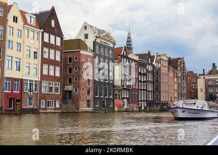 Questa baia vicino alla stazione ferroviaria di Amsterdam Central è il porto del battello da diporto 4 maggio 2013 ad Amsterdam, Paesi Bassi. Foto Stock