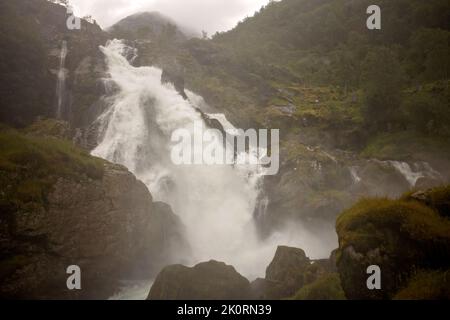 Splendida vista del ghiacciaio nel parco nazionale di Jostedalsbreen, Norvegia, in una fredda giornata nuvolosa Foto Stock