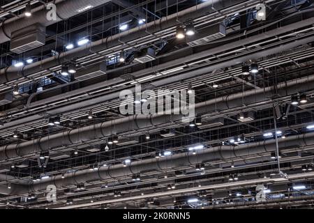 Condotto HVAC pulizia, tubi di ventilazione in color argento per il materiale di isolamento che pendevano dal soffitto all'interno di edificio di nuova costruzione. Foto Stock