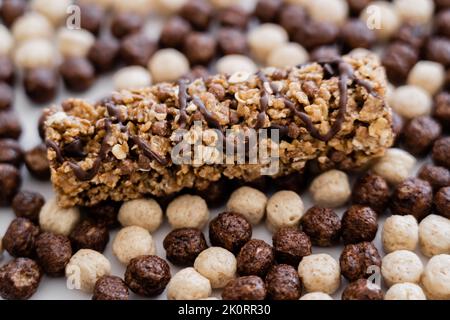 vista ravvicinata della barretta di muesli su palle di cereali con sapori di vaniglia e cioccolato, immagine stock Foto Stock