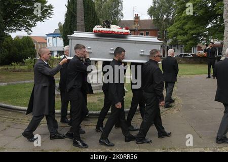 Southend-on-Sea Essex, Regno Unito. 13th Set, 2022. Le funerali di Archie Battersbee di 12 anni presso la chiesa di St Mary a Prittlewell Southend-on-Sea Essex. Archie è stato trovato inconscio a casa il 7 aprile 2022 a casa da sua madre e il suo sostegno alla vita è stato disattivato il 6 agosto 2022 presso il Royal London Hospital di Whitechapel est di Londra dopo una lunga battaglia legale. Credit: MARTIN DALTON/Alamy Live News Foto Stock