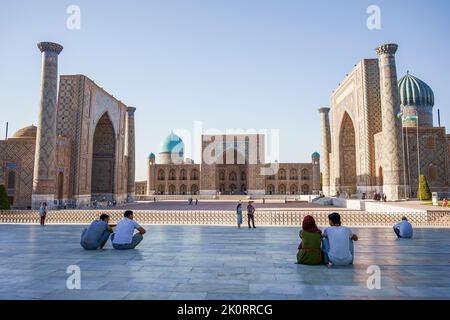 (220913) -- SAMARCANDA, 13 settembre 2022 (Xinhua) -- la gente visita la Piazza del Registan in Samarcanda, Uzbekistan, 3 settembre 2022. Samarcanda è la seconda città più grande dell'Uzbekistan. È un'antica città sulla Via della Seta e un porto di fusione delle culture del mondo. (Xinhua) Foto Stock