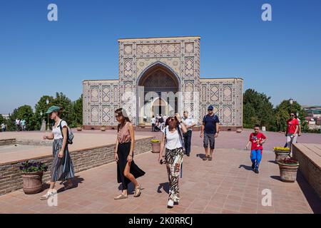 (220913) -- SAMARCANDA, 13 settembre 2022 (Xinhua) -- la gente visita l'Osservatorio di Ulugh Beg a Samarcanda, Uzbekistan, 3 settembre 2022. Samarcanda è la seconda città più grande dell'Uzbekistan. È un'antica città sulla Via della Seta e un porto di fusione delle culture del mondo. (Xinhua) Foto Stock