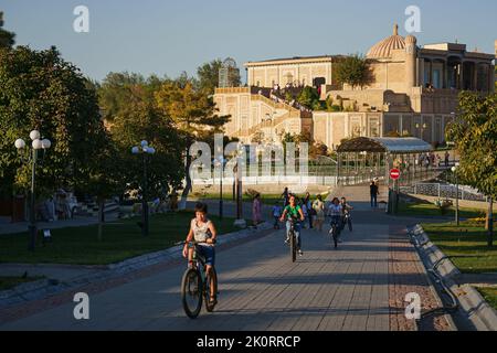 (220913) -- SAMARCANDA, 13 settembre 2022 (Xinhua) -- le persone cavalcano le biciclette in Samarcanda, Uzbekistan, 3 settembre 2022. Samarcanda è la seconda città più grande dell'Uzbekistan. È un'antica città sulla Via della Seta e un porto di fusione delle culture del mondo. (Xinhua) Foto Stock