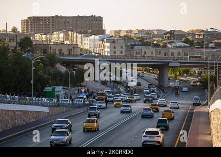 (220913) -- SAMARCANDA, 13 settembre 2022 (Xinhua) -- i veicoli corrono su una strada in Samarcanda, Uzbekistan, 3 settembre 2022. Samarcanda è la seconda città più grande dell'Uzbekistan. È un'antica città sulla Via della Seta e un porto di fusione delle culture del mondo. (Xinhua) Foto Stock