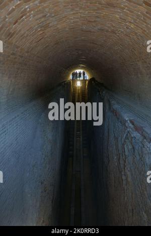 (220913) -- SAMARCANDA, 13 settembre 2022 (Xinhua) -- la gente visita l'Osservatorio di Ulugh Beg a Samarcanda, Uzbekistan, 3 settembre 2022. Samarcanda è la seconda città più grande dell'Uzbekistan. È un'antica città sulla Via della Seta e un porto di fusione delle culture del mondo. (Xinhua) Foto Stock