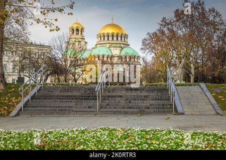 Cattedrale di San Alessandro Nevski a Sofia, nel cielo autunnale, Bulgaria, Europa orientale Foto Stock