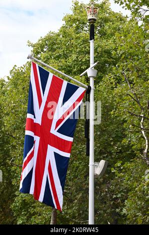 I lavoratori hanno installato Union Jacks nel Mall davanti al funerale statale della regina Elisabetta II. The Mall, Londra. REGNO UNITO Foto Stock