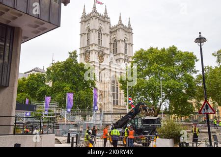 Londra, Regno Unito. 13th Set, 2022. Gli stand sono costruiti fuori dall'Abbazia di Westminster davanti al funerale della Regina che si svolge il 19th settembre. Ci si aspetta che circa un milione di persone arrivino per vedere la bara della regina Elisabetta II prima del funerale, con enormi code notturne. (Foto di Vuk Valcic/SOPA Images/Sipa USA) Credit: Sipa USA/Alamy Live News Foto Stock