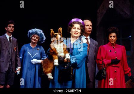 l-r: Pearce Quigley (Prince William), Gillian Hanna (Queen Mother), Pam Ferris (Queen), David Howey (Prince Philip), Carole Hayman (Princess Margaret) nella REGINA E i di sue Townsend al Royal Court Theatre, Londra SW1 11/06/1994 una co-produzione con out of Joint e Haymarket Theatre, Leicester music & lyrics: Mickey Gallagher & Ian Dury design: Fotini Dimou illuminazione: Rick Fisher regista: Max Stafford-Clark Foto Stock