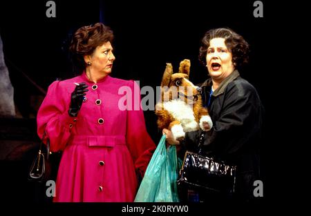 l-r: Carole Hayman (principessa Margaret), Pam Ferris (la regina) nella REGINA E i di sue Townsend al Royal Court Theatre, Londra SW1 11/06/1994 una co-produzione con out of Joint e Haymarket Theatre, Leicester musica e testi: Mickey Gallagher & Ian Dury design: Fotini Dimou Lighting: Rick Fisher regista: Max Stafford-Clark Foto Stock