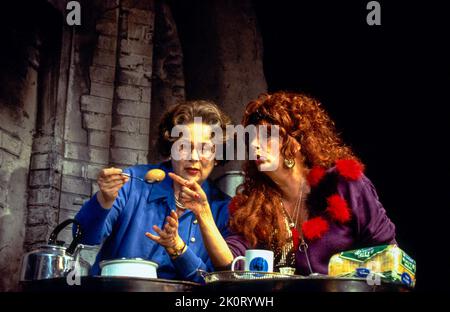 l-r: PAM Ferris (The Queen), Carole Hayman (Violet Toby) nella REGINA E io di sue Townsend al Royal Court Theatre, Londra SW1 11/06/1994 una co-produzione con out of Joint e Haymarket Theatre, Leicester music & lyrics: Mickey Gallagher & Ian Dury design: Fotini Dimou Lighting: Rick Fisher regista: Max Stafford-Clark Foto Stock