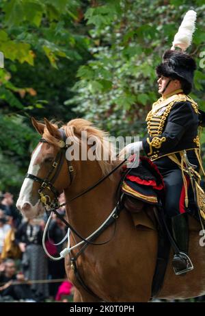 La maggiore Francesca Sykes, comandante della Royal Horse Artillery, guida una truppa di sei cannoni da campo da 13 soldati dell'epoca della prima guerra mondiale, tirati da 26 cavalli di nuovo in caserma dopo aver sparato un saluto da 96 cannoni in omaggio alla defunta regina Elisabetta II ad Hyde Park, Londra, venerdì, 9 settembre 2022 la regina Elisabetta II morì al castello di Balmoral in Scozia il 8 settembre 2022, ed è succeduta dal suo figlio maggiore, re Carlo III Credit: Rob Taggart/Alamy Live News Foto Stock