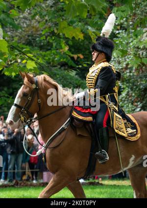 La maggiore Francesca Sykes, comandante della Royal Horse Artillery, guida una truppa di sei cannoni da campo da 13 soldati dell'epoca della prima guerra mondiale, tirati da 26 cavalli di nuovo in caserma dopo aver sparato un saluto da 96 cannoni in omaggio alla defunta regina Elisabetta II ad Hyde Park, Londra, venerdì, 9 settembre 2022 la regina Elisabetta II morì al castello di Balmoral in Scozia il 8 settembre 2022, ed è succeduta dal suo figlio maggiore, re Carlo III Credit: Rob Taggart/Alamy Live News Foto Stock