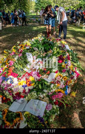 Tributi floreali a Londra in seguito alla morte della regina Elisabetta II Foto Stock