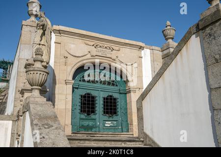 Cappella di San Pietro in tre virtù scala al Santuario di Bom Jesus do Monte - Braga, Portogallo Foto Stock