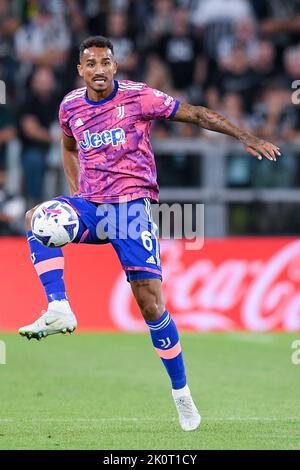 Torino, Italia. 11th Set, 2022. Danilo della Juventus FC controlla la palla durante la Serie A match tra Juventus e US Salernitana 1919 presso lo Stadio Juventus di Torino il 11 settembre 2022. Credit: Giuseppe Maffia/Alamy Live News Foto Stock