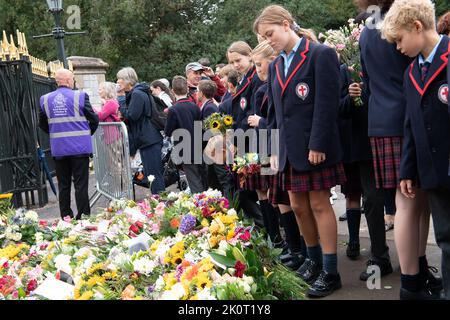 Windsor, Berkshire, Regno Unito. 13th Settembre 2022. I bambini di scuola anni 7 e 8 alla St George's School Windsor Castle vennero a porre tributi floreali in memoria della defunto Regina Elisabetta II oggi fuori dalle porte del Castello di Windsor sulla Long Walk. Credit: Maureen McLean/Alamy Live News Foto Stock