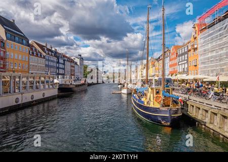 Canali Nyhavn con navi d'epoca, Copenaghen Danimarca Foto Stock