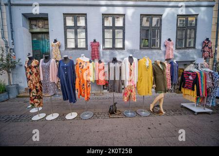 Abbigliamento in vendita nelle stradine del centro di Copenaghen, Danimarca Foto Stock