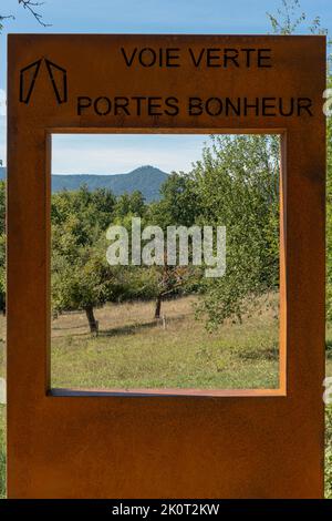 Vista del paesaggio alsaziano attraverso una finestra lungo la strada verde ciclabile Foto Stock