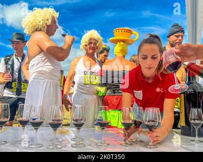 Al Chateau Phelan Segur le cose sono fatte in stile. Qui i partecipanti alla 36th Marathon des Chateaux du Medoc vengono serviti vino rosso in bicchieri Foto Stock