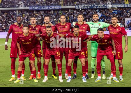 Tammy Abraham (Roma) Gianluca Mancini (Roma)Bryan Cristante (Roma)Chris Smalling (Roma)Nemanja Matic (Roma) Rui Patricio (Roma)Lorenzo Pellegrini (Roma)Paulo Dybala (Roma)Leonardo Spinazzola (Roma)Mehmet Zeki Celik (Roma)Roger Ibanez (Roma)Team (Roma) durante la partita italiana di Carlo Empoli del 1-2 settembre 12 tra gli Empoli A Roma, Uno stadio italiano di Roma, Il 2022 settembre A Empoli, A Roma. Credit: Maurizio Borsari/AFLO/Alamy Live News Foto Stock