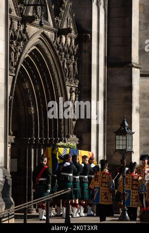 Edimburgo, Scozia, 13 settembre 2022. La bara di sua Maestà la Regina Elisabetta II è stata realizzata per l’ultima volta nella Cattedrale di San Giles, nel suo viaggio per lasciare la Scozia e dirigersi a Londra, a Edimburgo, Scozia, il 13 settembre 2022. Photo credit: Jeremy Sutton-Hibbert/ Alamy Live news. Foto Stock