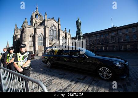 Edimburgo 13th settembre 20202. La bara della Regina Elisabetta II lasciò la Cattedrale di St Gile nel Royal Mile di Edimburgo . Le bara della regina Elisabetta II si reeranno in Inghilterra. La Regina morì pacificamente a Balmoral il 8th settembre 2022. Scotland Pic Credit: Pako Mera/Alamy Live News Foto Stock