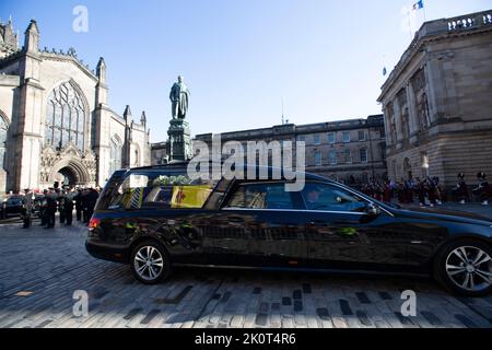 Edimburgo 13th settembre 20202. La bara della Regina Elisabetta II lasciò la Cattedrale di St Gile nel Royal Mile di Edimburgo . Le bara della regina Elisabetta II si reeranno in Inghilterra. La Regina morì pacificamente a Balmoral il 8th settembre 2022. Scotland Pic Credit: Pako Mera/Alamy Live News Foto Stock