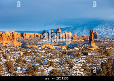 La sezione Windows con la North Window, guglie rocciose e neve in inverno nel Parco Nazionale di Arches, Moab, Utah. Foto Stock