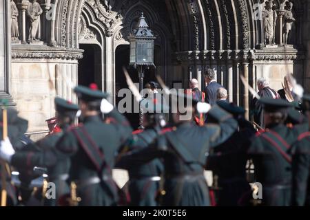 Edimburgo 13th settembre 20202. La bara della Regina Elisabetta II lasciò la Cattedrale di St Gile nel Royal Mile di Edimburgo . Le bara della regina Elisabetta II si reeranno in Inghilterra. La Regina morì pacificamente a Balmoral il 8th settembre 2022. Scotland Pic Credit: Pako Mera/Alamy Live News Foto Stock