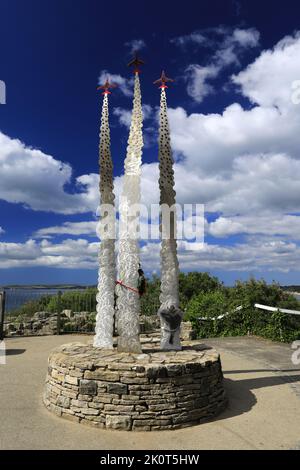 The Red Arrows Memorial a Bournemouth Town, Dorset, England, UK il Jon Eggin Memorial è stato creato dopo la sua morte, pilotando il suo Hawk T1 jet, Whi Foto Stock