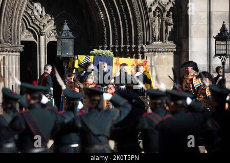 Edimburgo 13th settembre 20202. La bara della Regina Elisabetta II lasciò la Cattedrale di St Gile nel Royal Mile di Edimburgo . Le bara della regina Elisabetta II si reeranno in Inghilterra. La Regina morì pacificamente a Balmoral il 8th settembre 2022. Scotland Pic Credit: Pako Mera/Alamy Live News Foto Stock