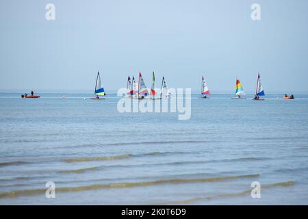 Lezione di vela in barca a vela a Littlehampton nel Sussex occidentale, Inghilterra Foto Stock