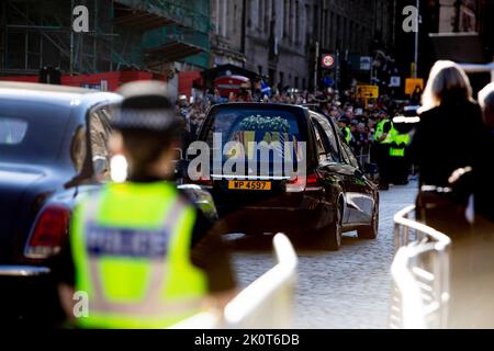 Edimburgo 13th settembre 20202. La bara della Regina Elisabetta II lasciò la Cattedrale di St Gile nel Royal Mile di Edimburgo . Le bara della regina Elisabetta II si reeranno in Inghilterra. La Regina morì pacificamente a Balmoral il 8th settembre 2022. Scotland Pic Credit: Pako Mera/Alamy Live News Foto Stock