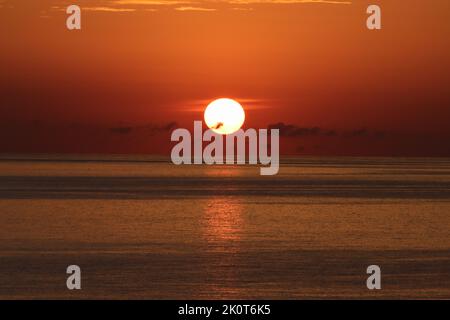 Alba dorata sul Mar Mediterraneo, Cala Ratjada, Maiorca, Spagna Foto Stock