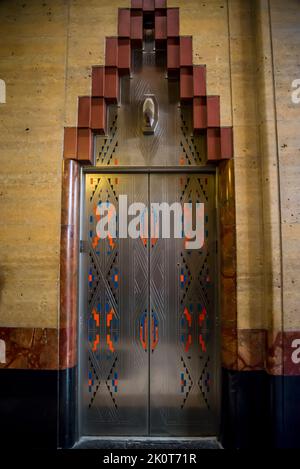 La porta dell'ascensore, il Guardian Building, uno storico grattacielo in stile art deco con una colorata lobby piastrellata, Detroit, Michigan, USA Foto Stock