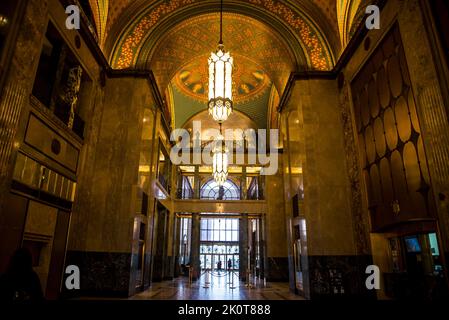 Arcade presso il Fisher Building, un caratteristico grattacielo situato al 3011 West Grand Boulevard nell'area del New Center di Detroit. L'edificio ornato a 30 piani, completato nel 1928, è stato progettato da Albert Kahn in stile Art Deco, Detroit, Michigan, USA Foto Stock