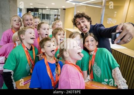 2022-09-13 08:19:33:19 L'AIA - i bambini consegnano una citazione dalla terza Camera, con materiale didattico sulla politica, a Jesse Klaver (Groenlinks), durante il tempo settimanale delle interrogazioni alla Camera dei rappresentanti. ANP BART MAAT netherlands OUT - belgio OUT Foto Stock