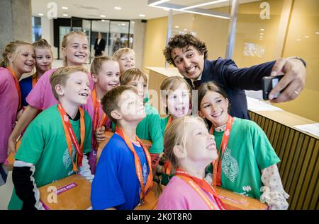 2022-09-13 08:19:29:19 L'AIA - i bambini consegnano una citazione dalla terza Camera, con materiale didattico sulla politica, a Jesse Klaver (Groenlinks), durante il tempo settimanale delle interrogazioni alla Camera dei rappresentanti. ANP BART MAAT netherlands OUT - belgio OUT Foto Stock