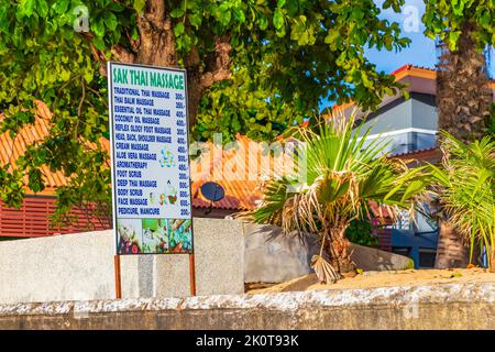 Koh Samui Thailandia 25. Maggio 2018 Sak Thai Massage cartello con informazioni e prezzi sull'isola di Koh Samui a Surat Thani Thailandia. Foto Stock