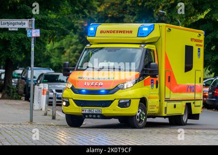 Berlino/Germania - Settembre 13 2022: Ambulanza tedesca dalla Bundeswehr si trova vicino ad un'emergenza a Berlino. Foto Stock