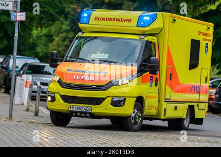 Berlino/Germania - Settembre 13 2022: Ambulanza tedesca dalla Bundeswehr si trova vicino ad un'emergenza a Berlino. Foto Stock