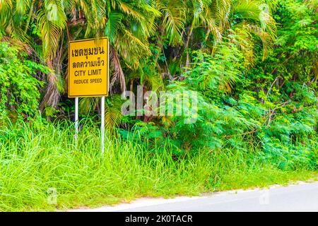 Ko Samui Thailandia 25. Maggio 2018 Yellow City Limit Riduci velocità tipico asiatico strada segno sulla Koh Samui Ko Samui isola a Surat Thani Thailandia. Foto Stock