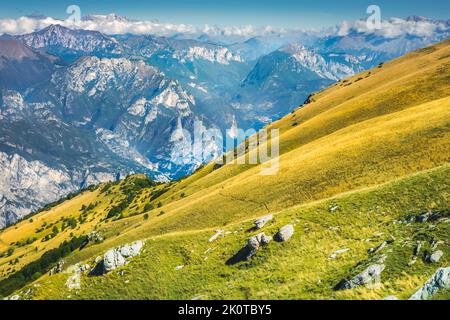 Dolomiti d'Italia alpi dall'idilliaco Monte Baldo, Malcesine, Italia Foto Stock