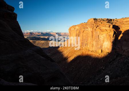 Enormi scogliere di arenaria di wingate che creano un canyon profondo e ripido lungo il Murphy Trail mentre scende dall'Isola nel cielo. Canyonlands Nation Foto Stock