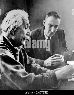 Albert Einstein (1879 – 1955) fisico teorico tedesco (a sinistra) con Robert Oppenheimer (1904 – 1967) (a destra), fisico teorico americano. 1947 Foto Stock