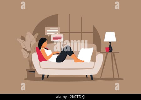 Concetto di ufficio domestico, donna che lavora dalla sede distesa giù su un divano, studente o freelance. Illustrazione vettoriale in stile piatto Illustrazione Vettoriale
